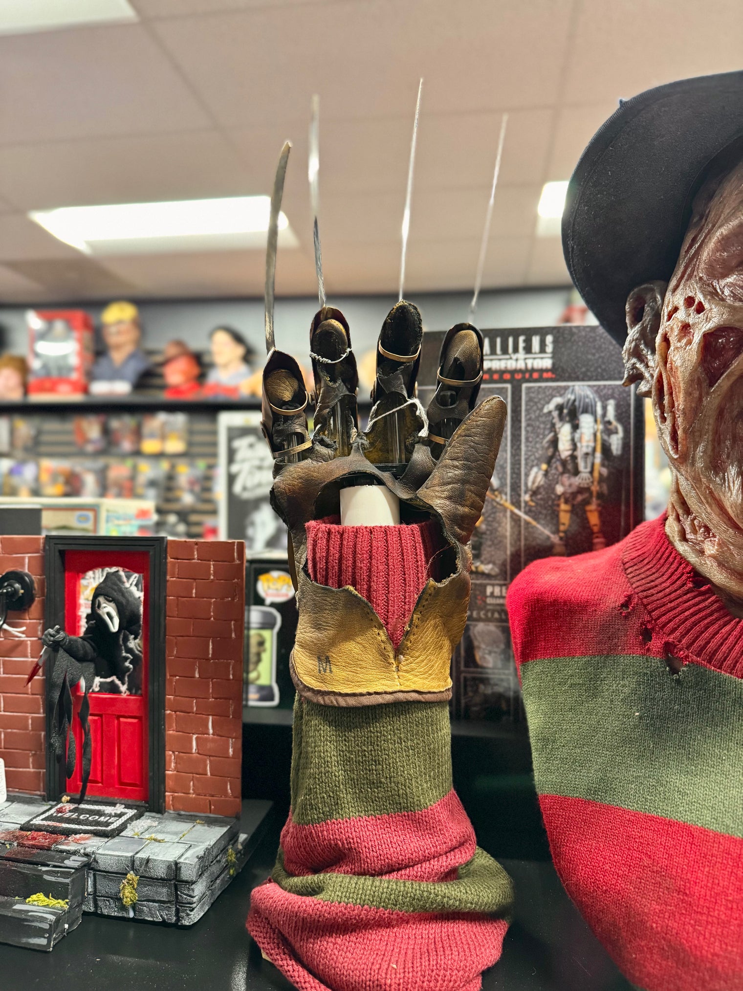A Nightmare on Elm Street: Freddy Krueger - Bust with Glove Stand