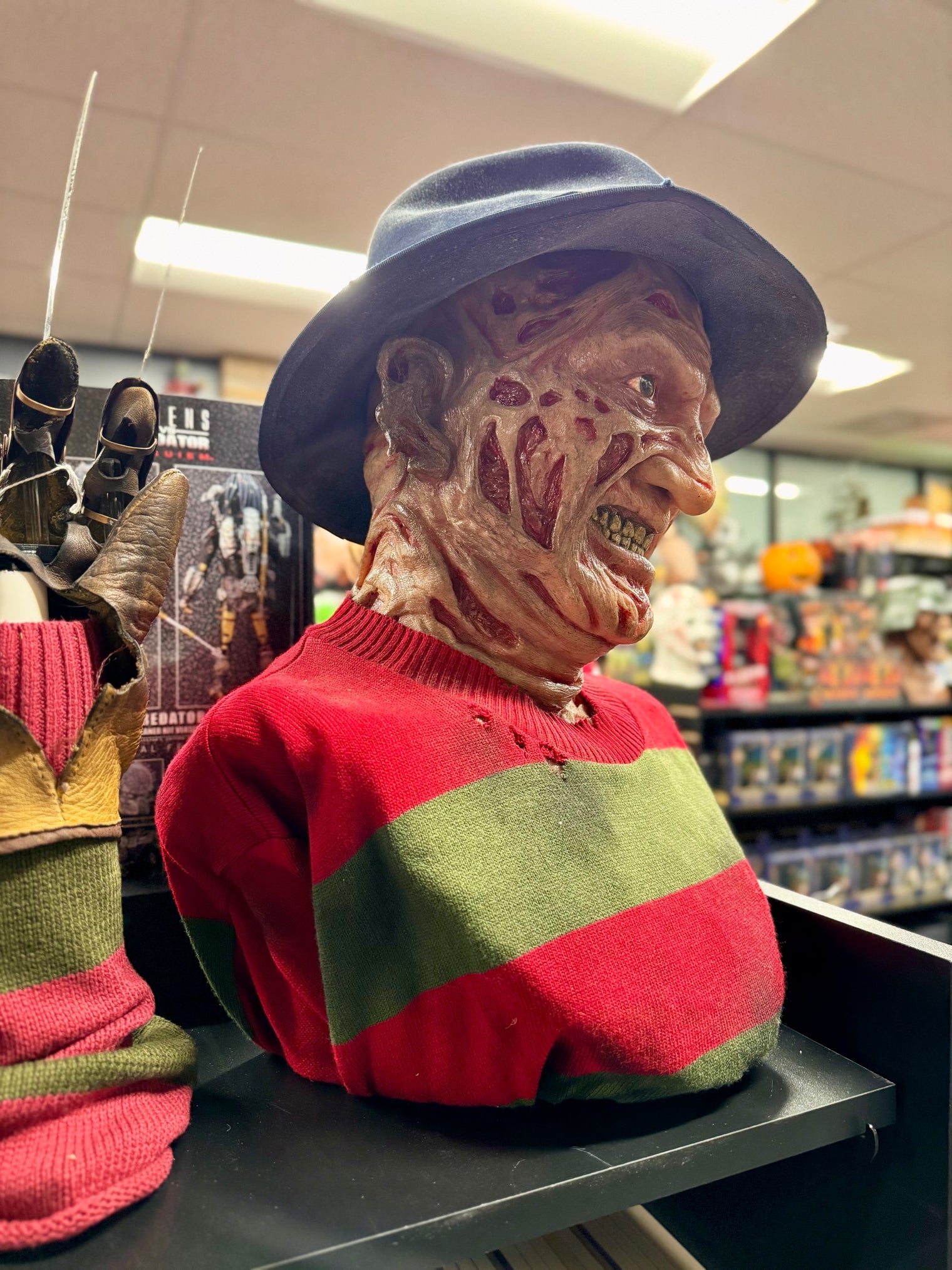A Nightmare on Elm Street: Freddy Krueger - Bust with Glove Stand