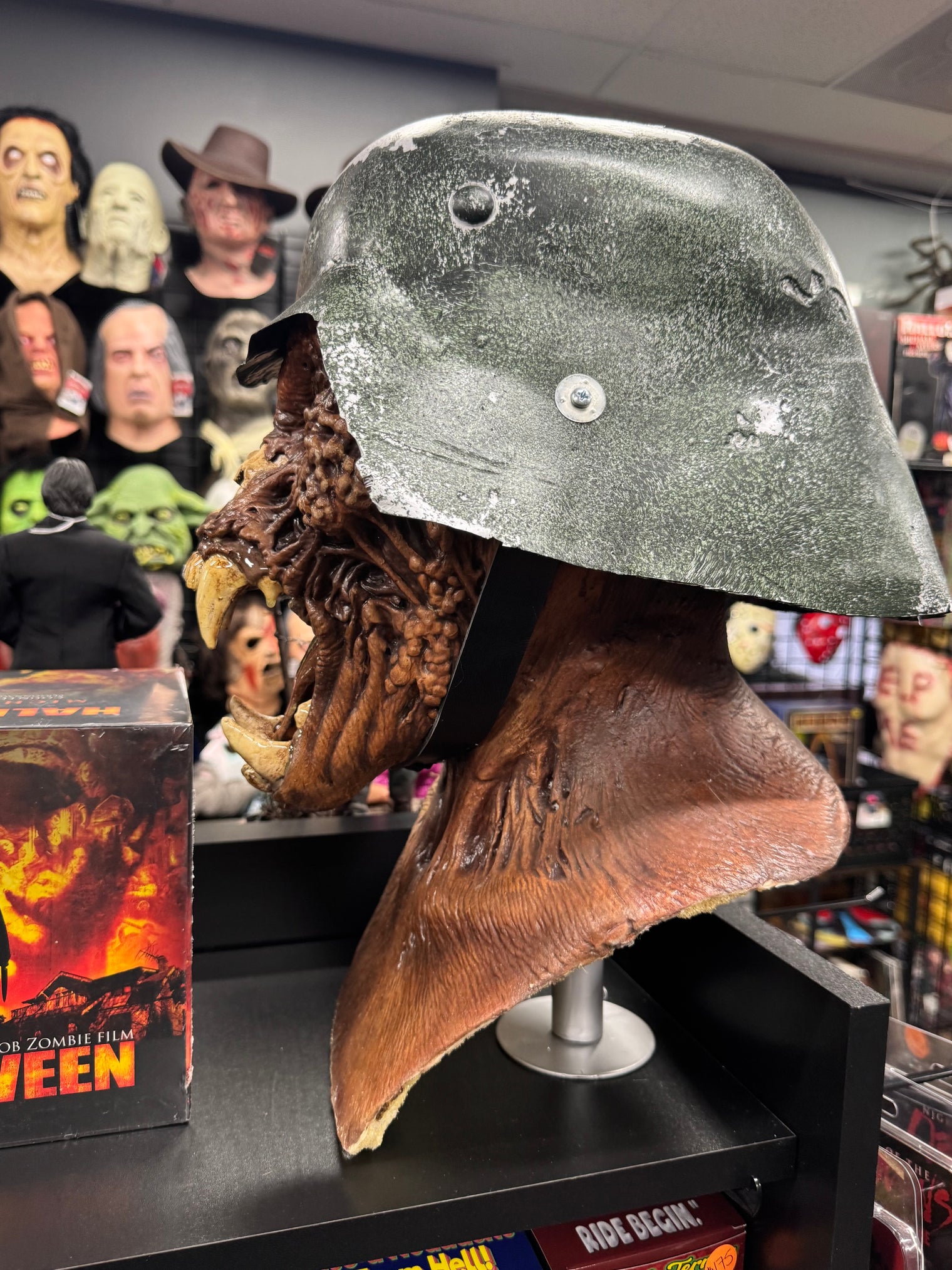 An American Werewolf in London: Warmonger - Bust