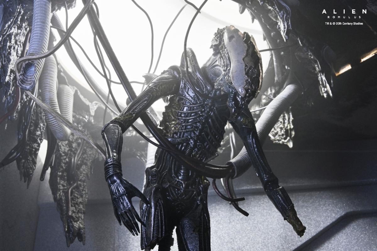 Alien: Romulus: Deluxe Suspended Lab Xenomorph XX121 - 7" Scale Figure - NECA