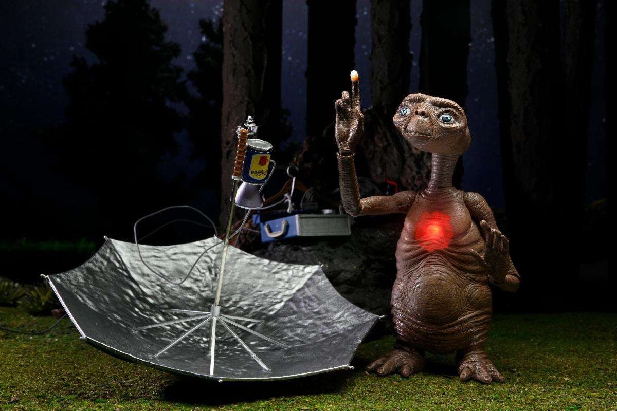 E.T. The Extra - Terrestrial: (40th Anniversary Editon) Ultimate Deluxe E.T. - 7" Scale Action Figure - The Last Toy Store