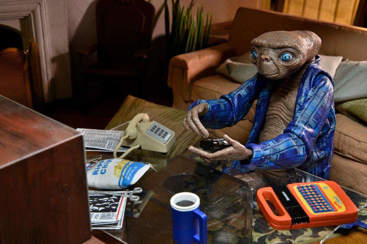 E.T. The Extra-Terrestrial: (40th Anniversary Editon) Ultimate Telepathic E.T. - 7" Scale Action Figure - NECA