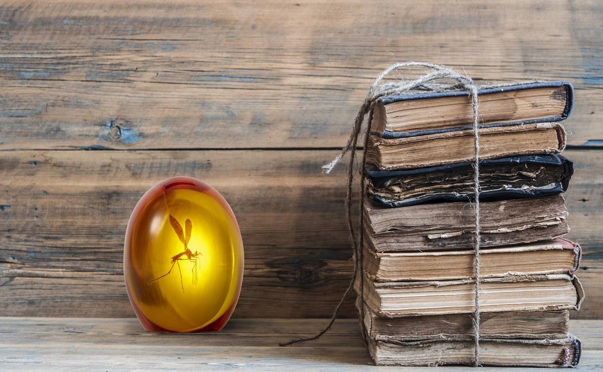 Jurassic Park - Mosquito In Amber Resin Prop Replica - Surreal Entertainment