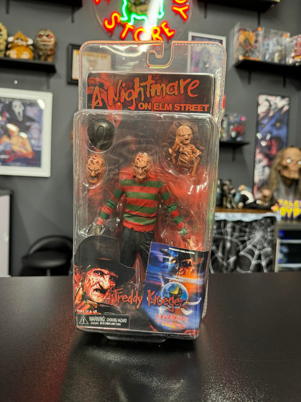 A Nightmare on Elm Street 5 The Dream Child: Freddy Krueger - 7" Scale Figure