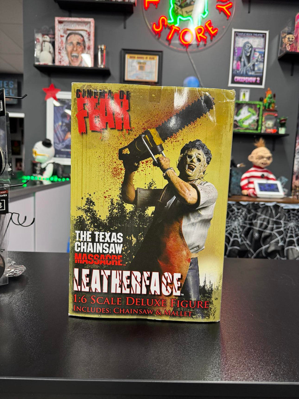 Mezco Exclusive Cinema of Fear: Pretty Woman Leatherface - 1/6 Scale Deluxe Figure