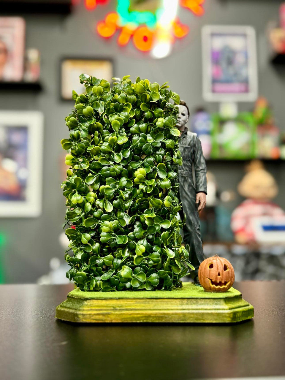 Halloween (1978): Michael Myers Hedge - Custom Diorama