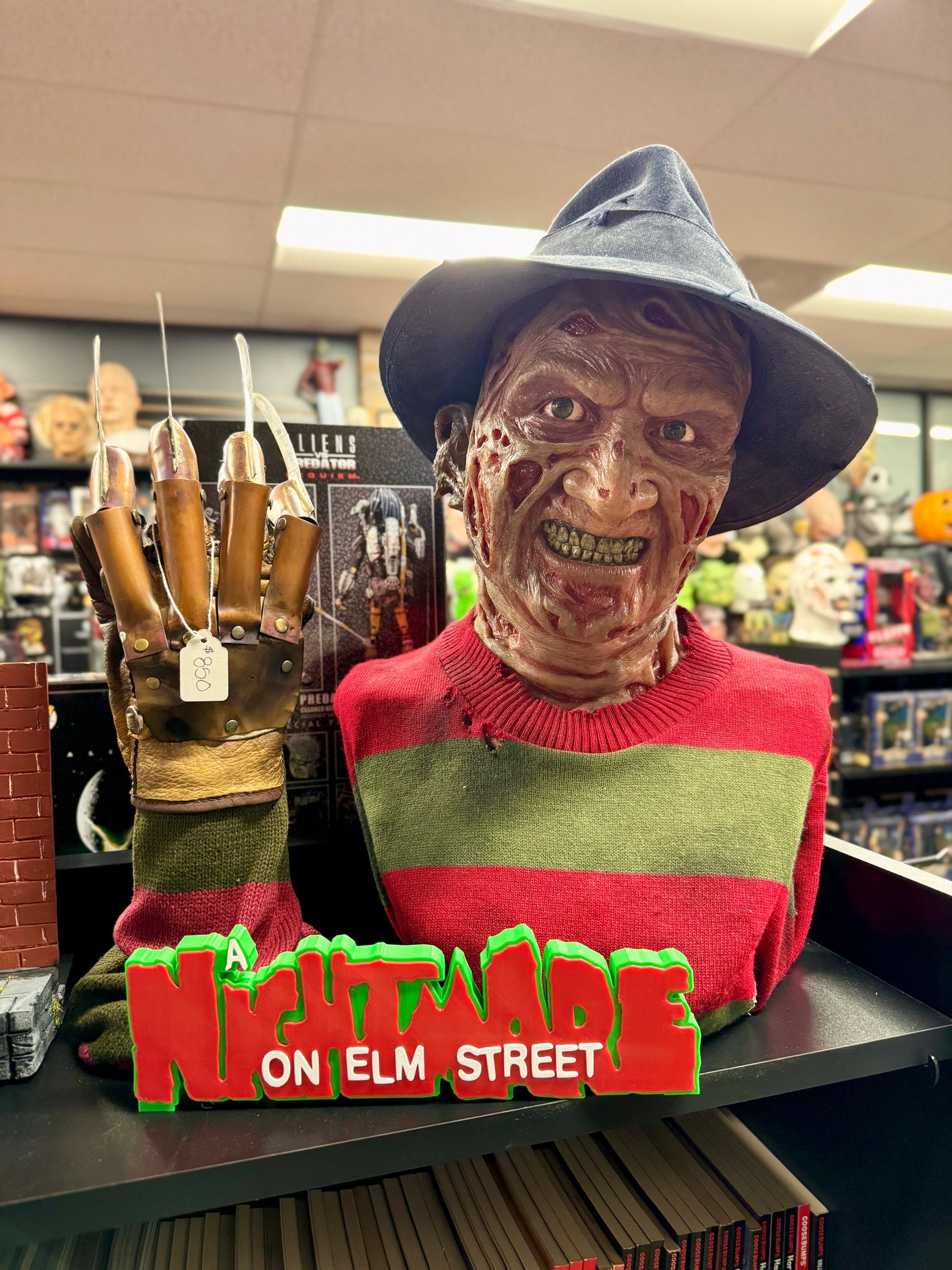 A Nightmare on Elm Street: Freddy Krueger - Bust with Glove Stand