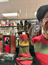 A Nightmare on Elm Street: Freddy Krueger - Bust with Glove Stand