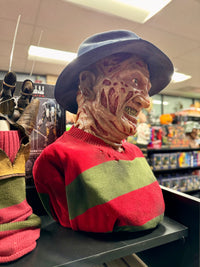 A Nightmare on Elm Street: Freddy Krueger - Bust with Glove Stand