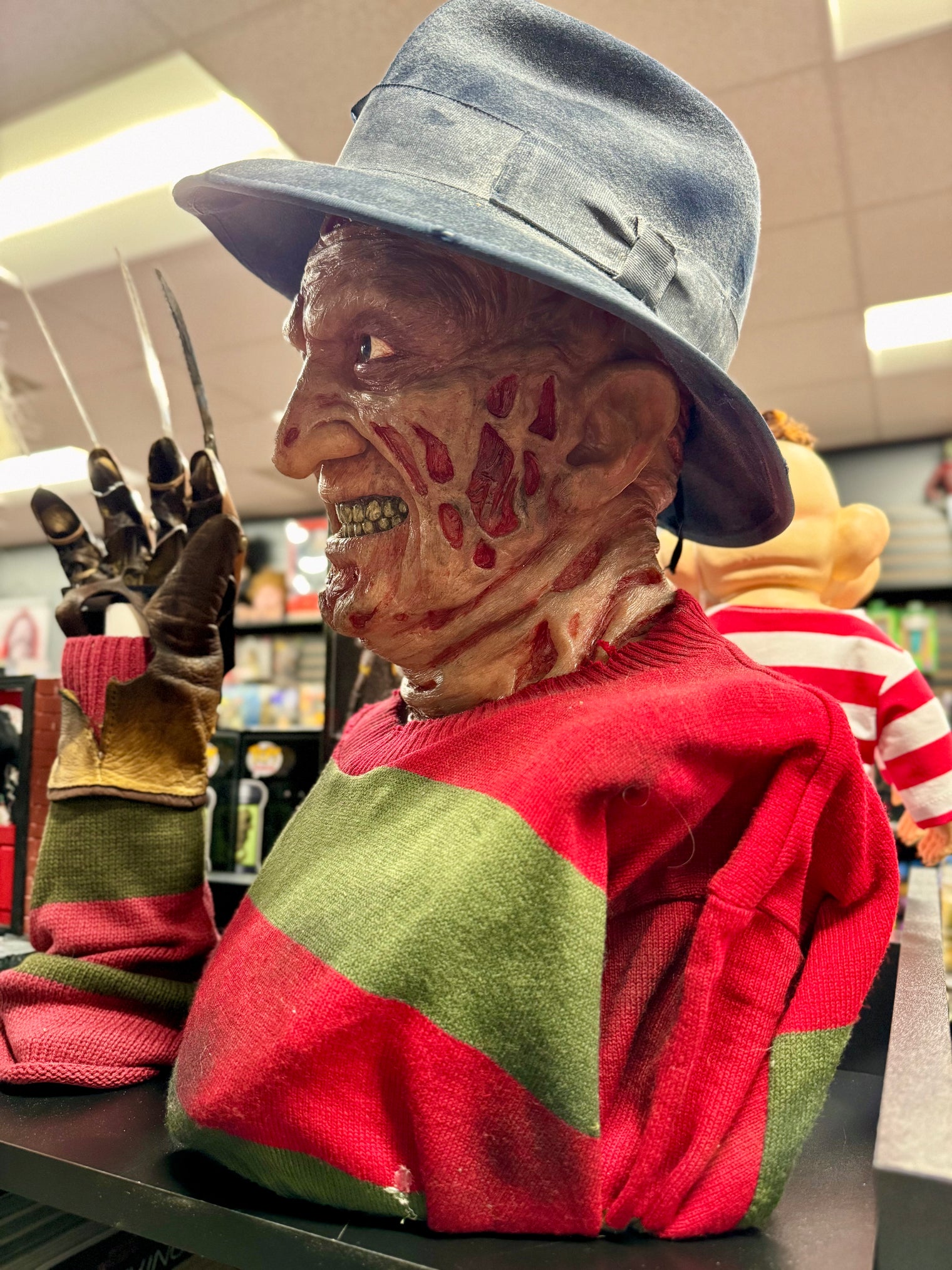 A Nightmare on Elm Street: Freddy Krueger - Bust with Glove Stand