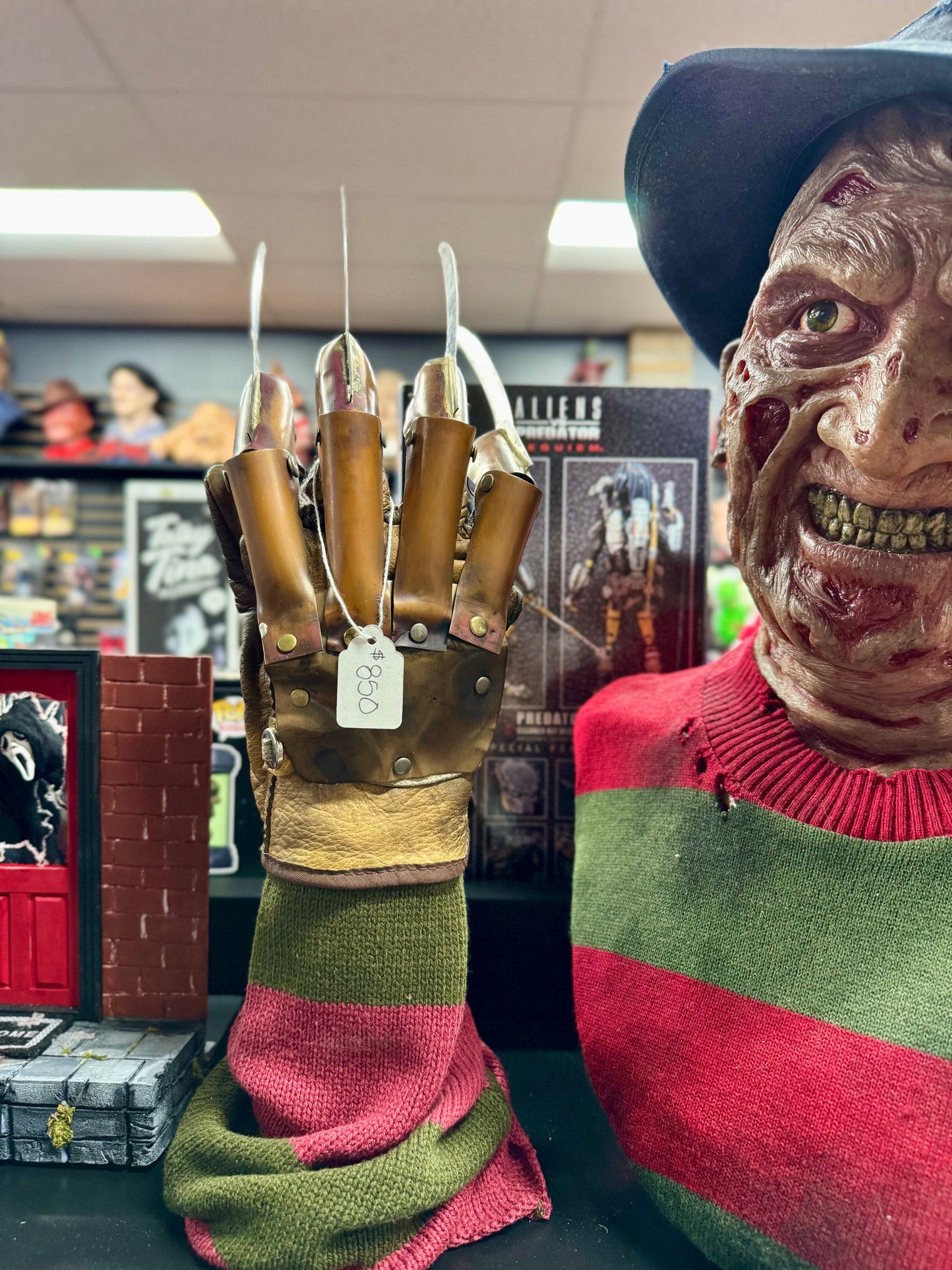 A Nightmare on Elm Street: Freddy Krueger - Bust with Glove Stand