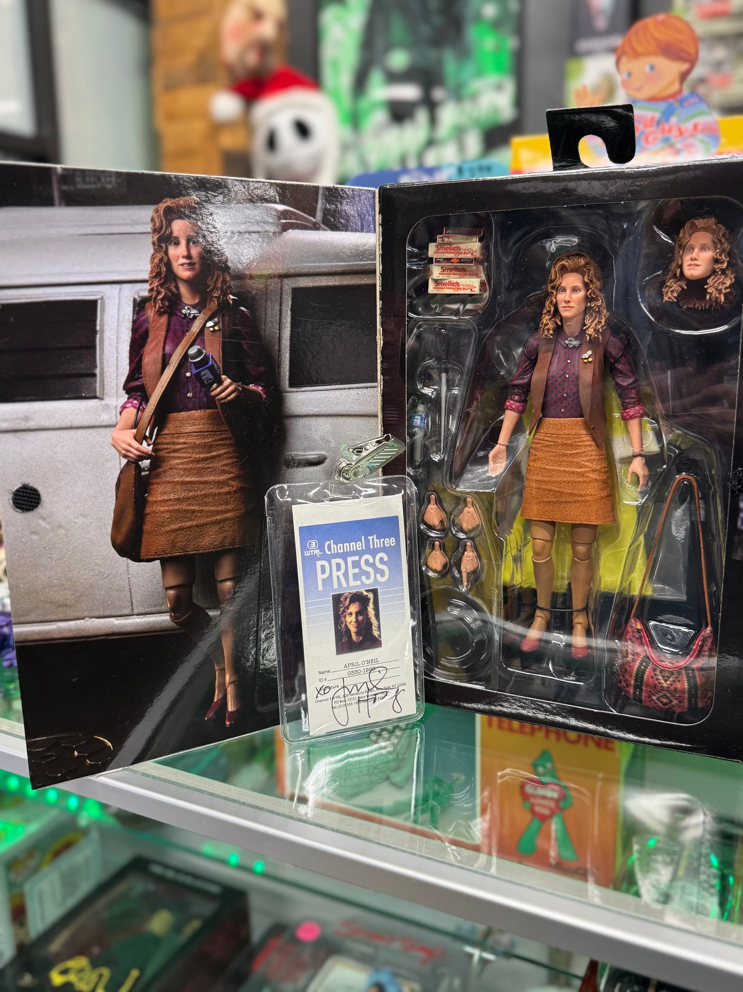 TMNT (1990): Ultimate April O'Neil Signature Edition - 7" Scale Figure