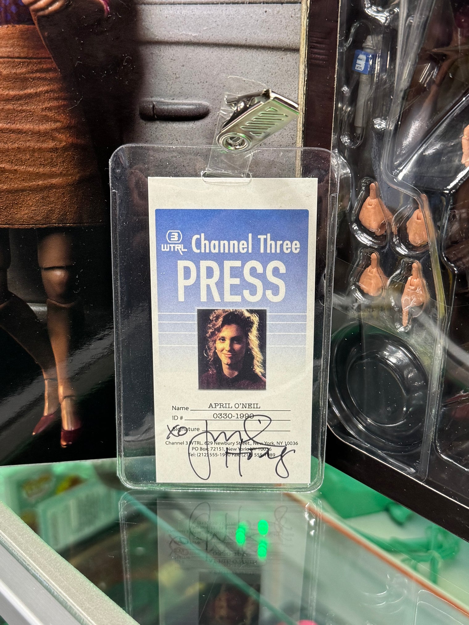 TMNT (1990): Ultimate April O'Neil Signature Edition - 7" Scale Figure